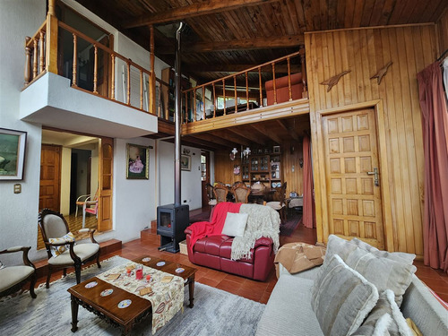 Casa En Venta De 9 Dorm. En Concepción
