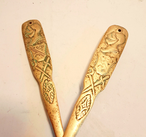 Antiguo Adorno Cuchara Y Tenedor De Bronce Para Colgar Dorado (Usado)