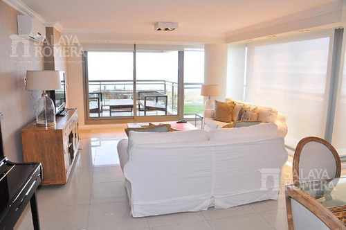 Apartamento De 4 Dormitorios Ubicado En Primera Linea De Playa Brava, Punta Del Este