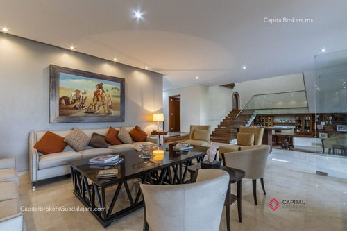 Residencia De Lujo En Venta En Colinas De San Javier, Con Alberca