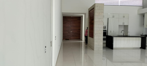 Residencia En Zona Exclusiva Coto Al Norponiente De La Ciudad De Aguascalientes De Un Nivel Y 4 Recamaras Canchas, Alberca Todas Las Amenidades En 610 Mts De Terreno Y 380 Mts De Construcción