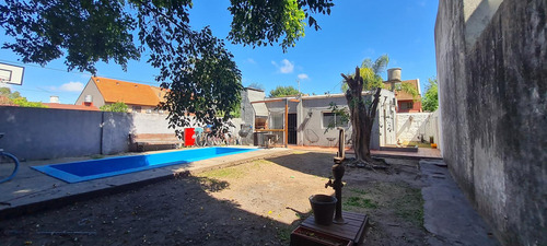 Casa Sobre Lote De 10x40 Con Gran Jardín Con Piscina - En Venta