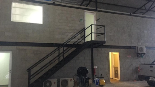 Imagen 3 de 8 de Galpón En Barrio Sucre/ Barcelona