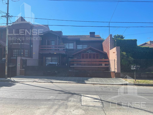 Casa 6 Ambientes Con Cocheras Y Piscina En Venta - Quilmes Centro