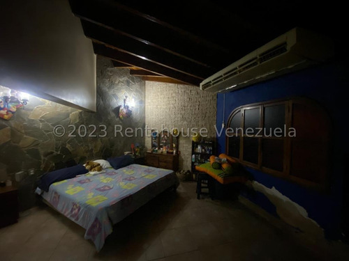 Espectacular Propiedad Con Un Estilo Campestre De Especiales Acabados 24-8345 Eloisa Mejia