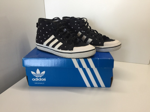 Zapatillas adidas Honey Mid Negro Con Corazones Blancos