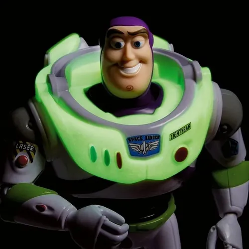 Buzz lightyear brilla sales en la oscuridad