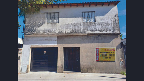 Casa De Tres Amb En Dos Plantas A Refaccionar.