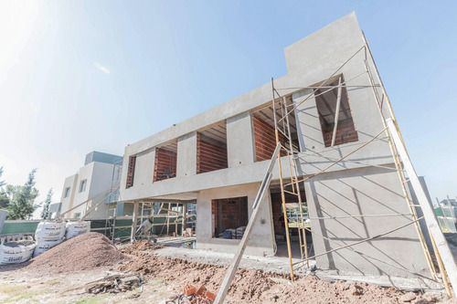 Casa 4 Ambientes A Estrenar En El Rebenque