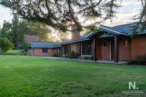 En Venta Casa De 4 Dormitorios, Con Agradable Entorno En Golf, Punta Del Este.