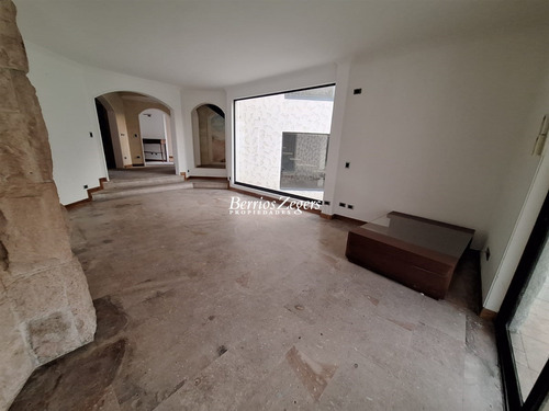 Casa En Arriendo De 5 Dorm. En Las Condes