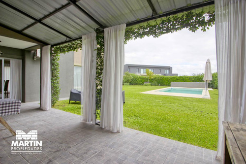 Casa En Venta Barrio Haras Santa María Loma Verde. 5 Ambientes Con Jardin, Pileta Y Quincho