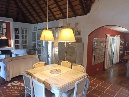 Hermosa Casa Con Piscina Y Amplios Ambientes