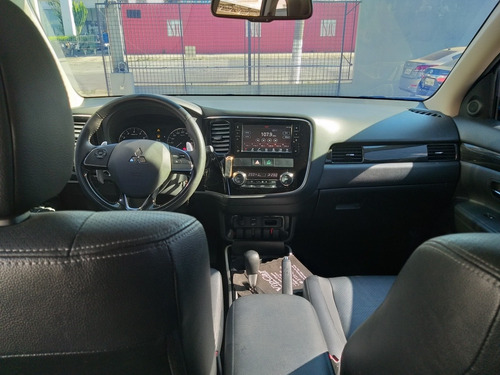 Imagem 5 de 10 de Mitsubishi Outlander 2018 2.0 L4 Comfort Cvt 5p