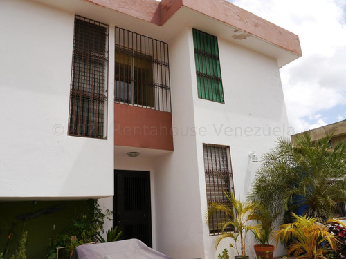   Maribelm & Naudye, Venden Bella Casa En  Club H. Las Trinitarias Barquisimeto  Lara, Venezuela,  4 Dormitorios  3 Baños  158 M² 