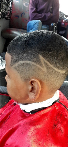 Imagem 1 de 5 de Cabelo E Barba