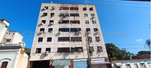 Apartamento En Venta Conservado,piso Bajo Cercano A Sitios De Interes Akmg, Centro De Valencia Carabobo