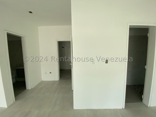 La Tahona, Sector La Escondida !! A Estrenar Bello Y Amplio Apartamento En Obra Blanca, 151.55 M2 + Terraza Externa De 36.89 M2, 1 Hab., 3 Baños. Falta Instalar Cocina. Increíble Vista A La Montaña!!
