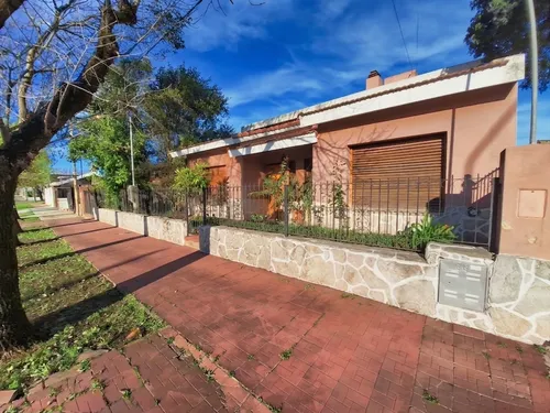 Casa 3 Dormitorios Y Terreno, En Centro De Crespo - foto 1