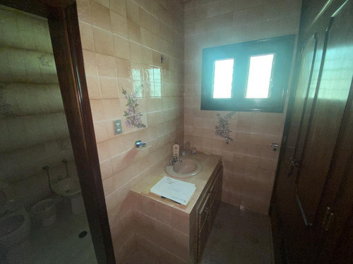 Se Ofrece En Venta Casa De 3 Habitaciones, 3 Baños, Oficina, Ubicada En Calle Cerrada De Trigal Sur Valencia