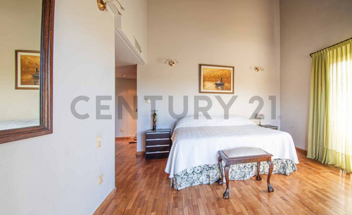 Venta De Casa Con Amarra ´propia Y Salida Al Río En El Barrio Santa María De Tigre, Tigre