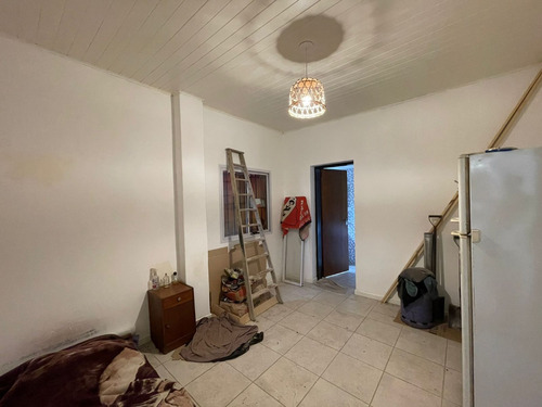 Casa Con Dos Departamentos En Venta - Barrio El Hospital - Luján