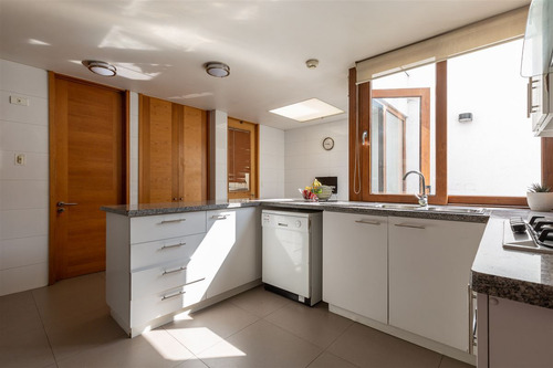 Casa En Arriendo De 5 Dorm. En Las Condes