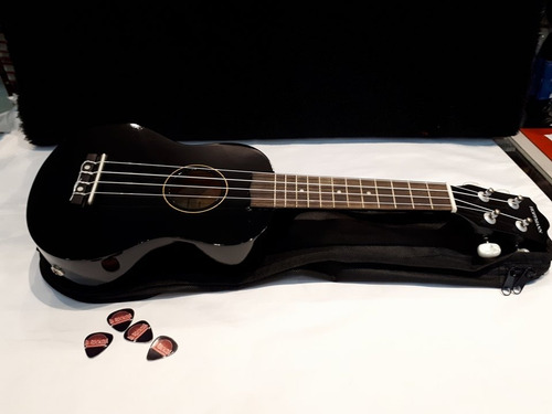 Imagen 2 de 5 de Ukelele Hoffman Con Ecualizador Y Funda
