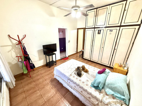 Casa En Venta De 4 Ambientes Con Jarín Y Cochera - Avellaneda