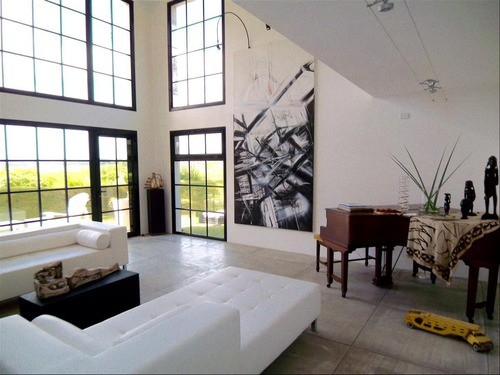 Hermosa Casa Y Terreno Adyacente. 1200 M2 Totales