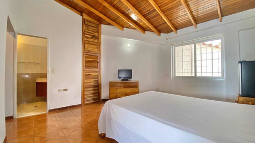 Imagen 10 de 20 de Casa De 5 Habitaciones Y 4 Baños Urb.los Chaguaramos