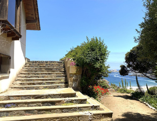 Casa En Venta De 6 Dorm. Frente A La Playa De Zapallar