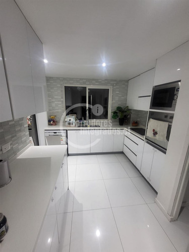 Casa En Venta De 5 Dorm. En Colina