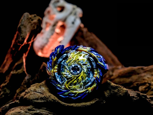 Beyblade Burst Sparking Mirage Fafnir B167 Takara Tomy Color dorado con azul