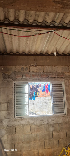 Casa Com 3 Quartos , Sala , Cozinha E Estrutura.