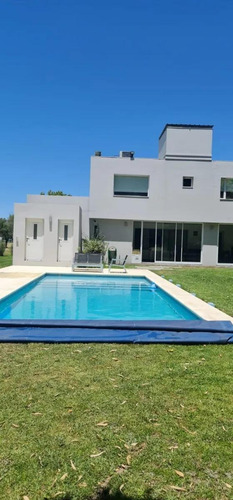 Casa En Venta - 4 Dormitorios 4 Baños - Coronel Brandsen