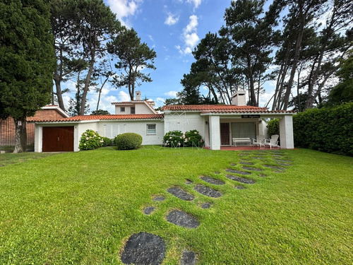 Gran Casa Estilo Tradicional De 4 Dormitorios En Alquiler En Playa Mansa