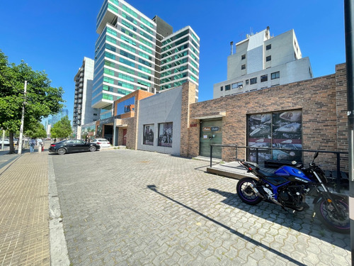 Excelente Local Comercial Con Estacionamientos En Apoquindo