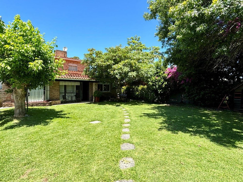 Muy Linda Casa A Pasos Del British. Reciclada. Jardín.  (ref: Bon-3051)