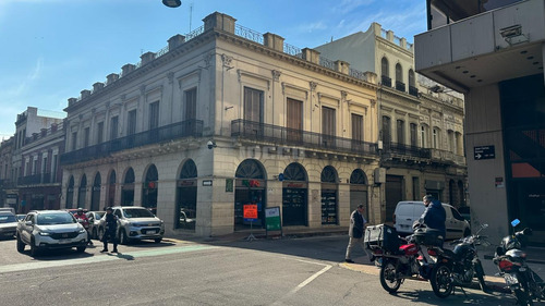 Oficinas Frente A Plaza Matriz - Ciudad Vieja