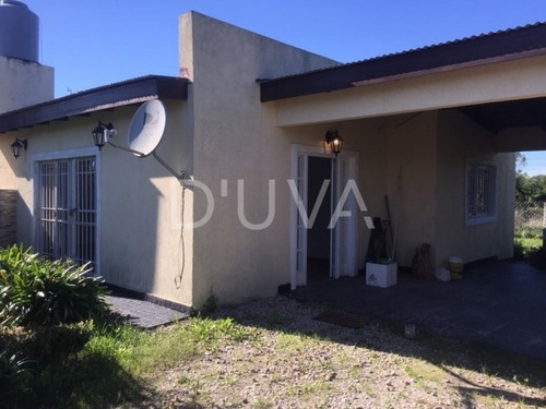 Casa De 2 Dormitorios. Calle 14 E/ 664 Y 665