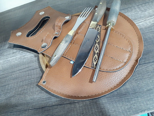 Imagen 3 de 7 de Set Asado Parrilla Tabla Cuchillo Tenedor Chaira Funda Cuero