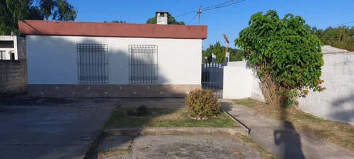 Casa Al Frente A Pasos Del Portones Shopping Con Lugar Para 2 Autos