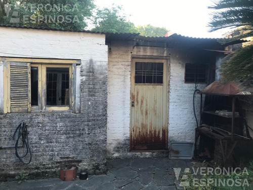 Casa De Tres Ambientes En Venta. Morón. Sobre Lote Propio De 10x30 -