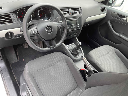 Imagen 11 de 14 de Volkswagen Jetta 2018 2.5 Trendline Mt