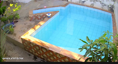 Casa Com Piscina E Barracão No Fundo