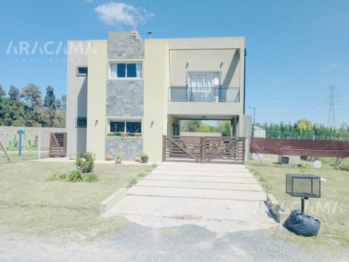 Casa En Venta En Laguna Azul - Canning