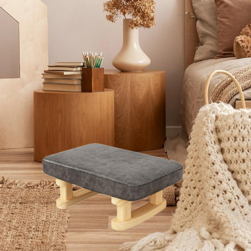 Acogedor Reposapiés De Madera Para La Relajación De Gris