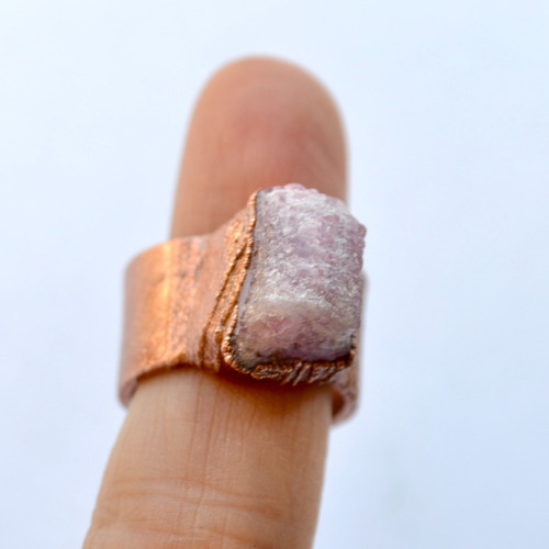 Imagen 6 de 10 de Anillo Texturado Con Piedra Natural Turmalina Rosa Y Cobre