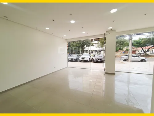 Sobre Avenida Alemana Local En Alquiler Con Amplia Vidriera